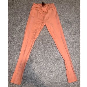 LIKE NEW PEACH GYM SHARK LEGGINGS 🍑🍑